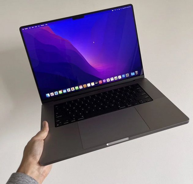 Новейшие MacBook Pro с «чёлкой» прибыли к первым покупателям