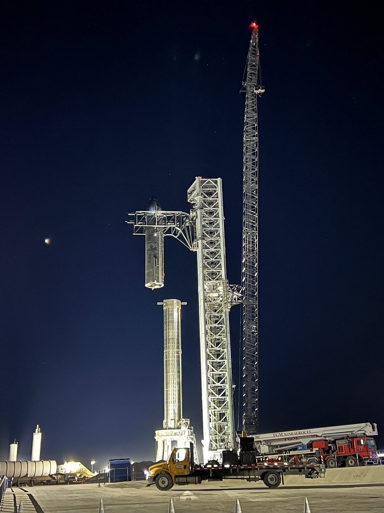 Илон Маск показал 140-метровую «Мехазиллу» в деле: гигантская башня устанавливает Starship на Super Heavy