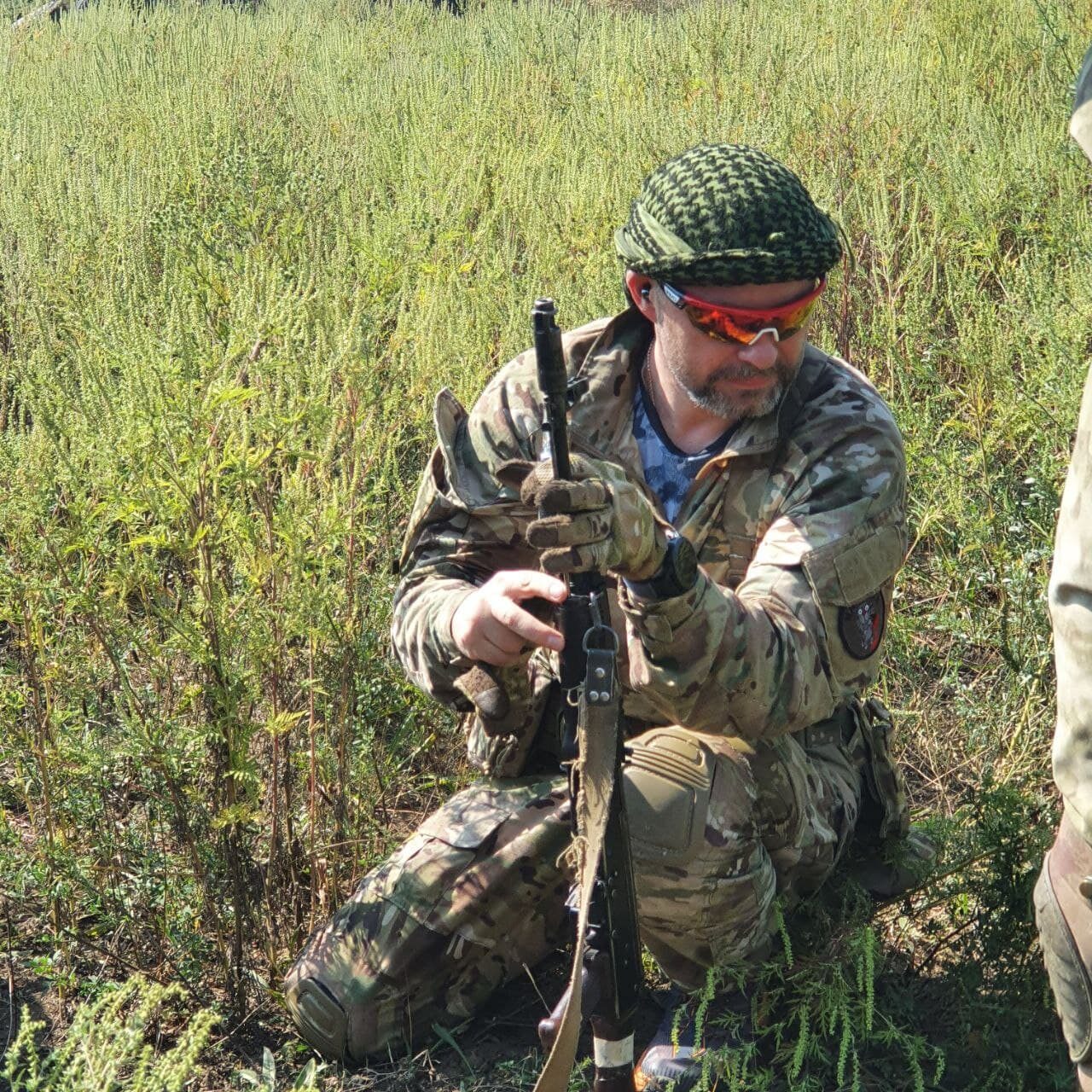 Те же +30, солнце в зените. Под одеждой виден рашгард. На кортах сидеть комфортно. Еще один страйкбольный выезд.