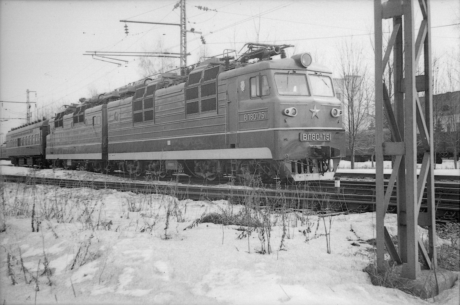 Электровоз ВЛ80а-751 содержал в себе макетную секцию с асинхронным тяговым приводом