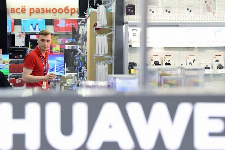 Российские розничные магазины Huawei перестали продавать гражданам технику. Официальных поставок нет, а параллельный импорт пока не работает