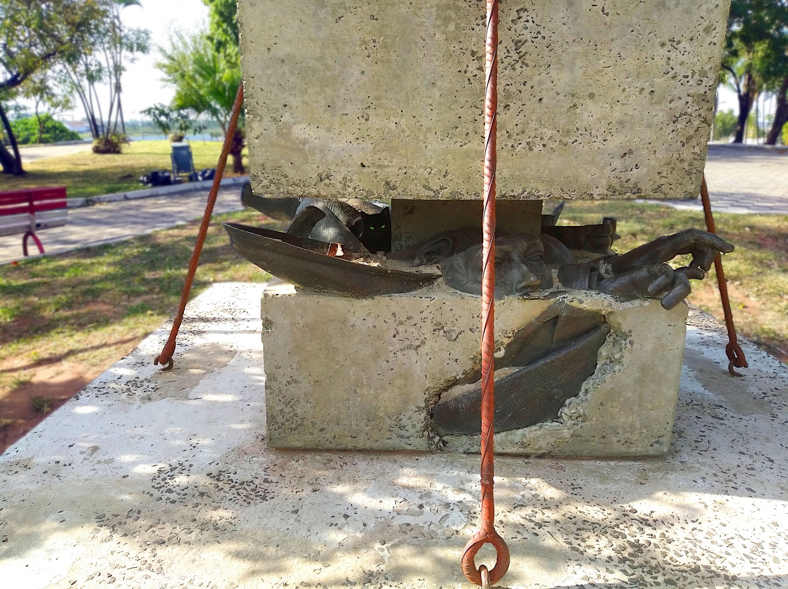 Contrmonumento. В русских интернетах часто пишут, что памятник называется "nunca más" (никогда больше). Версия красивая, но правде не соответствует