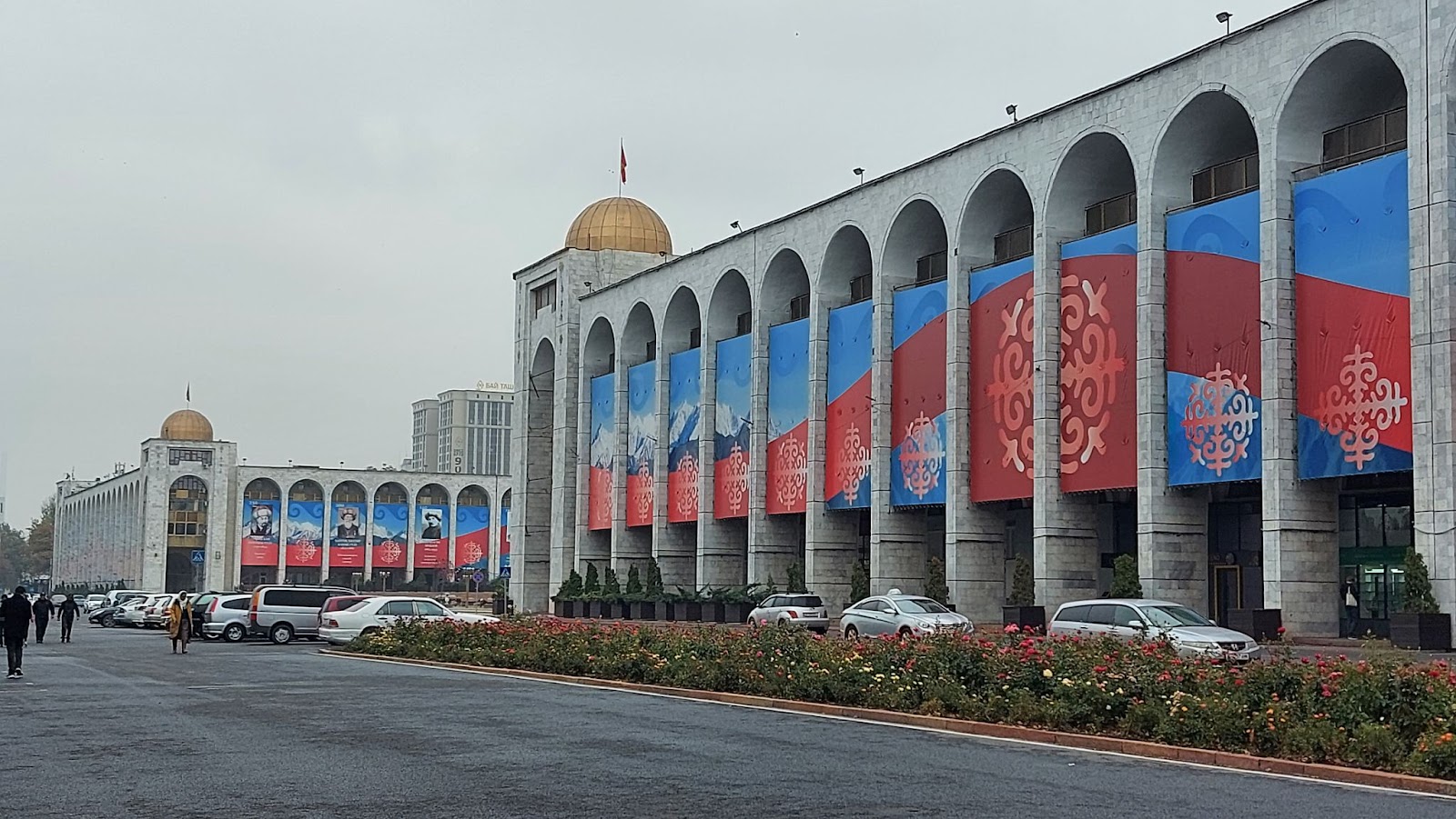 Площадь Ала-Тоо в центре Бишкека, напротив — памятник Манасу, герою национального эпоса, и исторический музей