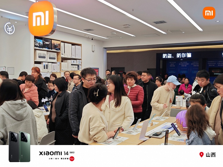 В Китае люди выстраиваются в очереди, чтобы заказать Xiaomi 14 и Xiaomi 14 Pro. Фото толп в магазинах