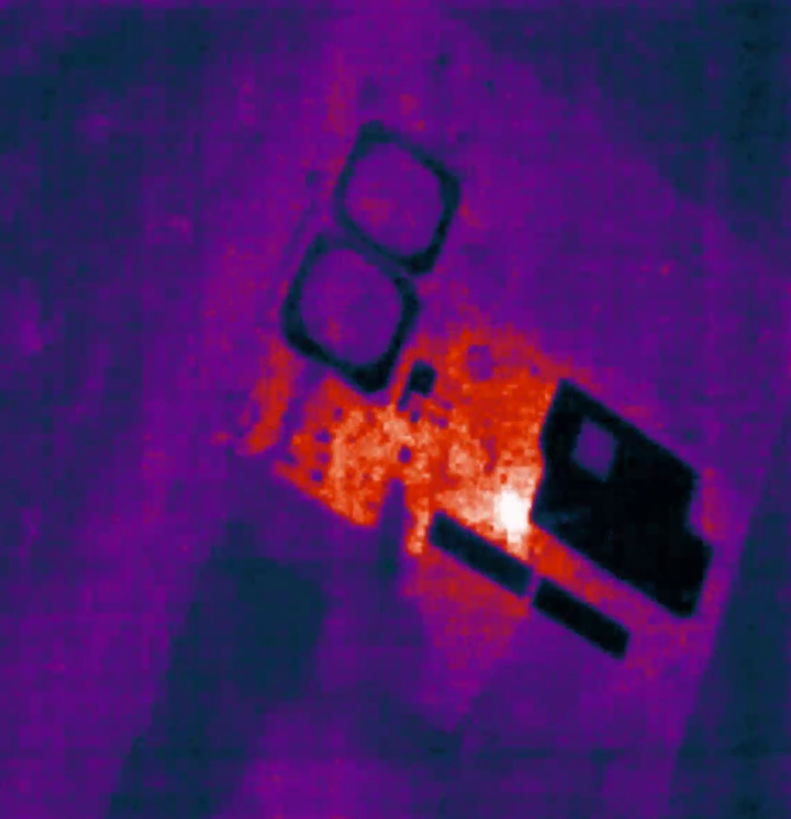 Снимок платы через тепловизор, яркая точка это место повышенного нагрева