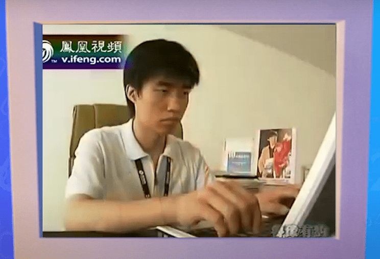 Если вы думаете, что это какой-то обычный китаец работает за компьютером за миску риска, то нет. Это будущий основатель Li Auto (ну, наверно - сайты с иероглифами не так просто пруфить, знаете ли).