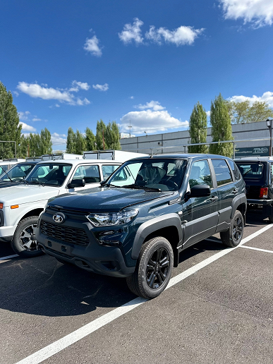 Lada Niva Travel Black в цвете «Несси» с мультимедиа показали со всех сторон. Дилер предлагает такие машины дешевле 1,5 млн рублей