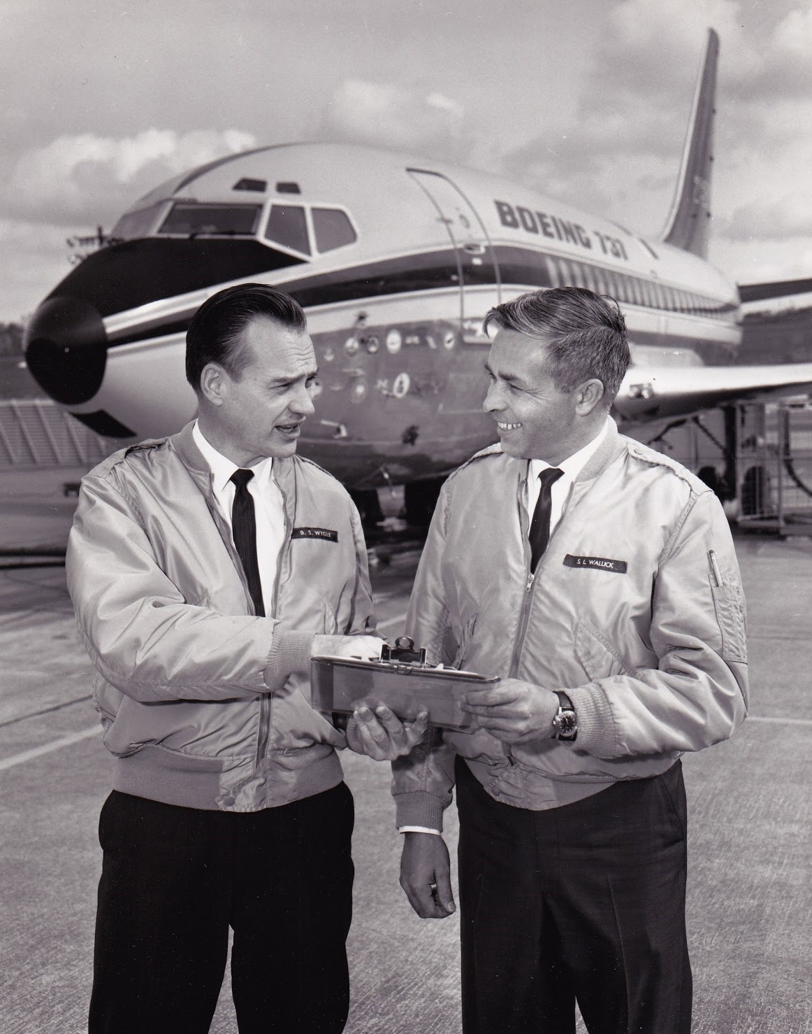 Слева — Брайен Уайгл, тест-пилот фирмы Боинг, по некоторым данным, именно он был одним из двух участников программы сертификации двухчленного экипажа Боинга 737.  