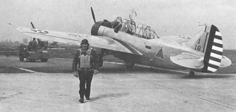 16 ноября 1940 г. Летчик-испытатель Уильям МакЭвой возвращается из раннего полета первого испытательного самолета в Эймсе  