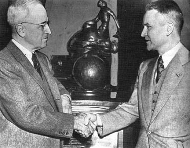 Гарри Трумэн вручает Льюису Родерту награду Collier Trophy 1946 года за разработку во время войны системы тепловой защиты от льда  