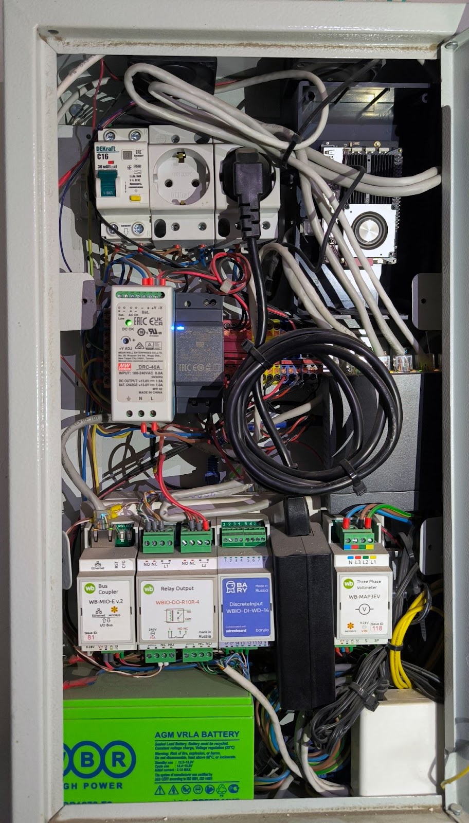Щит автоматизации. Справа вверху — одноплатный компьютер Khadas VIM3 Pro. Ниже расположены модули Wiren Board