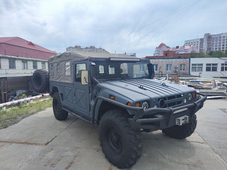 В России на продажу выставили редкий внедорожник Toyota Mega Cruiser. Он в 2,5 раза дешевле нового Land Cruiser 300