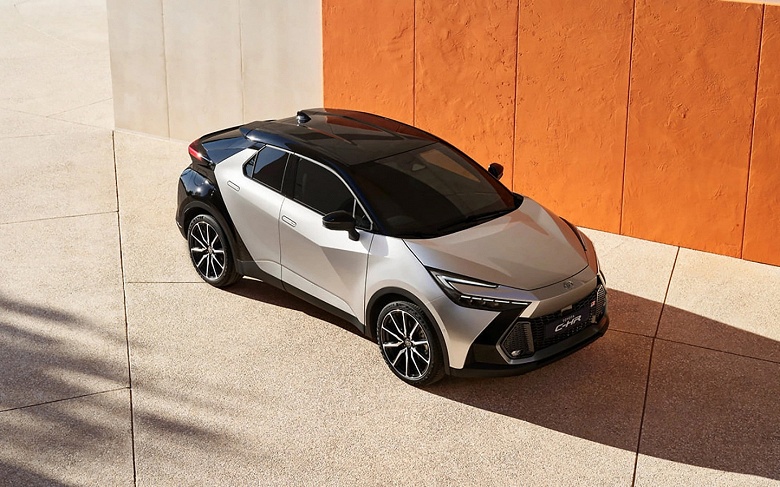 В 2018 году Toyota C-HR стоила в России 1,3 млн рублей, сейчас — 5,2 млн. Дилер привез гибридный Toyota C-HR последнего поколения с полным приводом