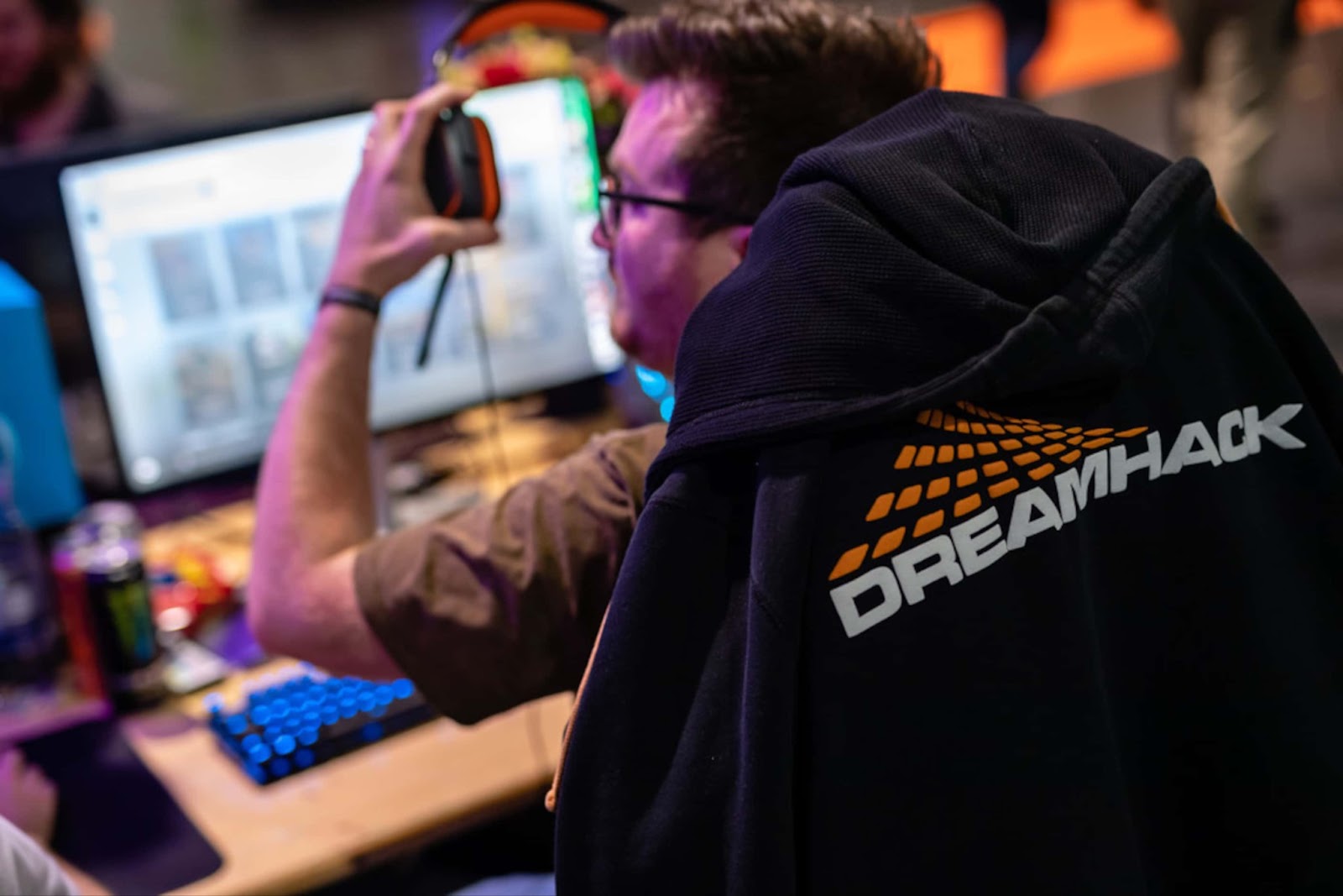 Так выглядит худи из мерча DreamHack Dallas