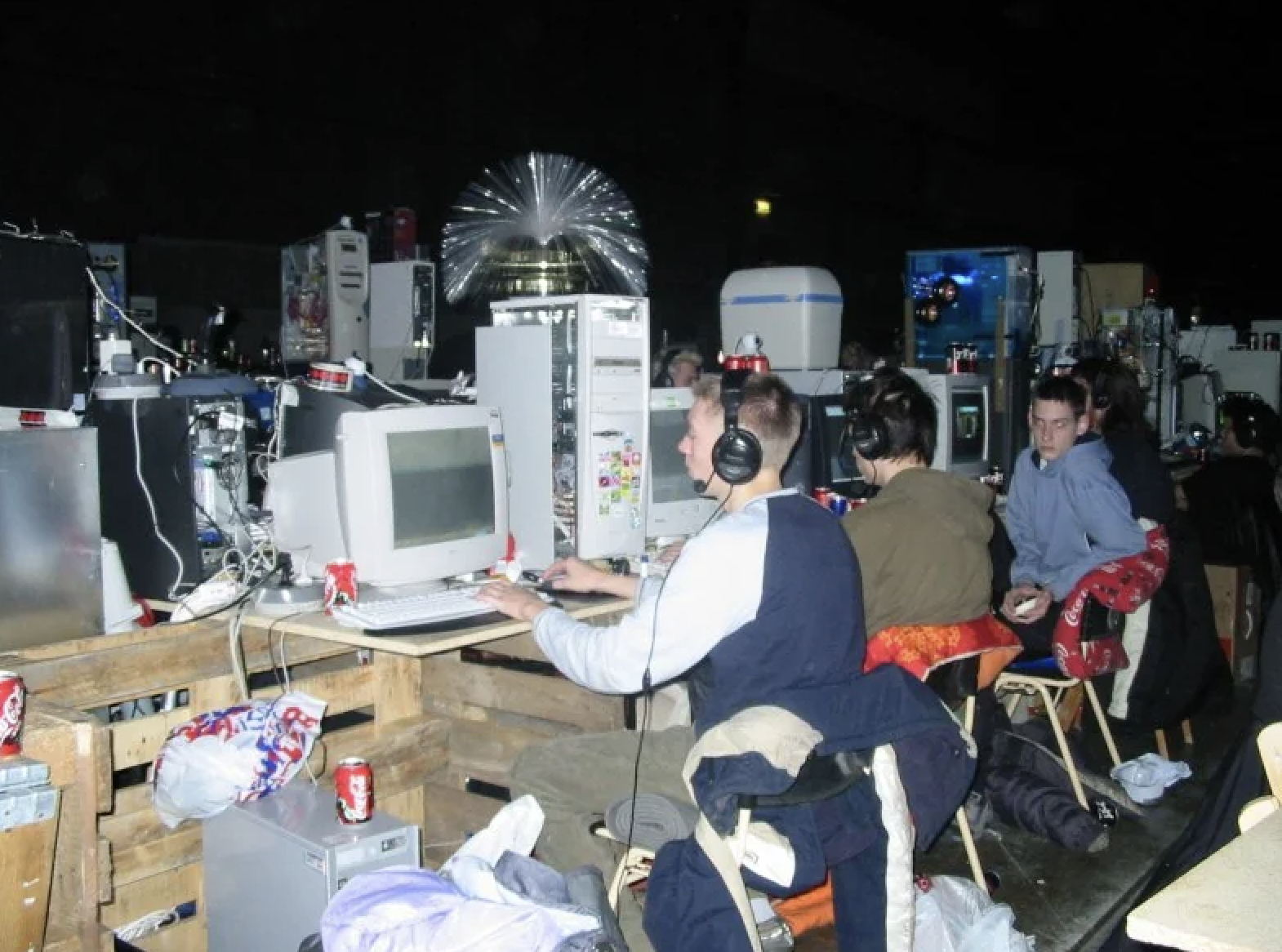 DreamHack 2002 — видно, что участники могли больше суток проводить на своем месте, поэтому они организовывали для себя максимум удобств