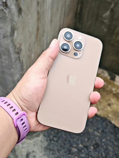 Новый цвет iPhone 16 Pro показали на живых фото