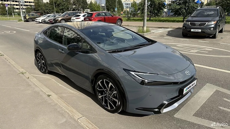 Из Германии с любовью. В России привезли совершенно новую Toyota Prius, да ещё и с полным приводом