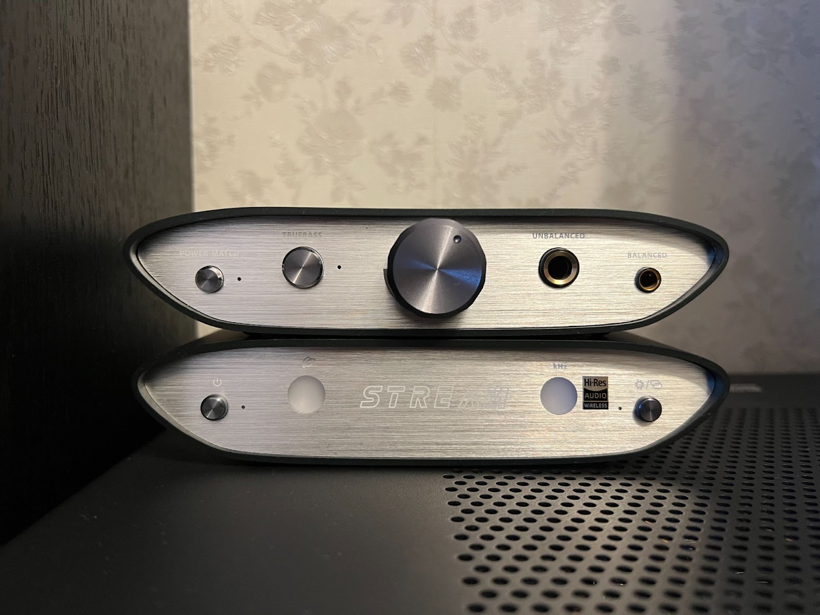 Сверху — ЦАП iFi Audio ZEN DAC V2, снизу —стример iFi Zen Stream