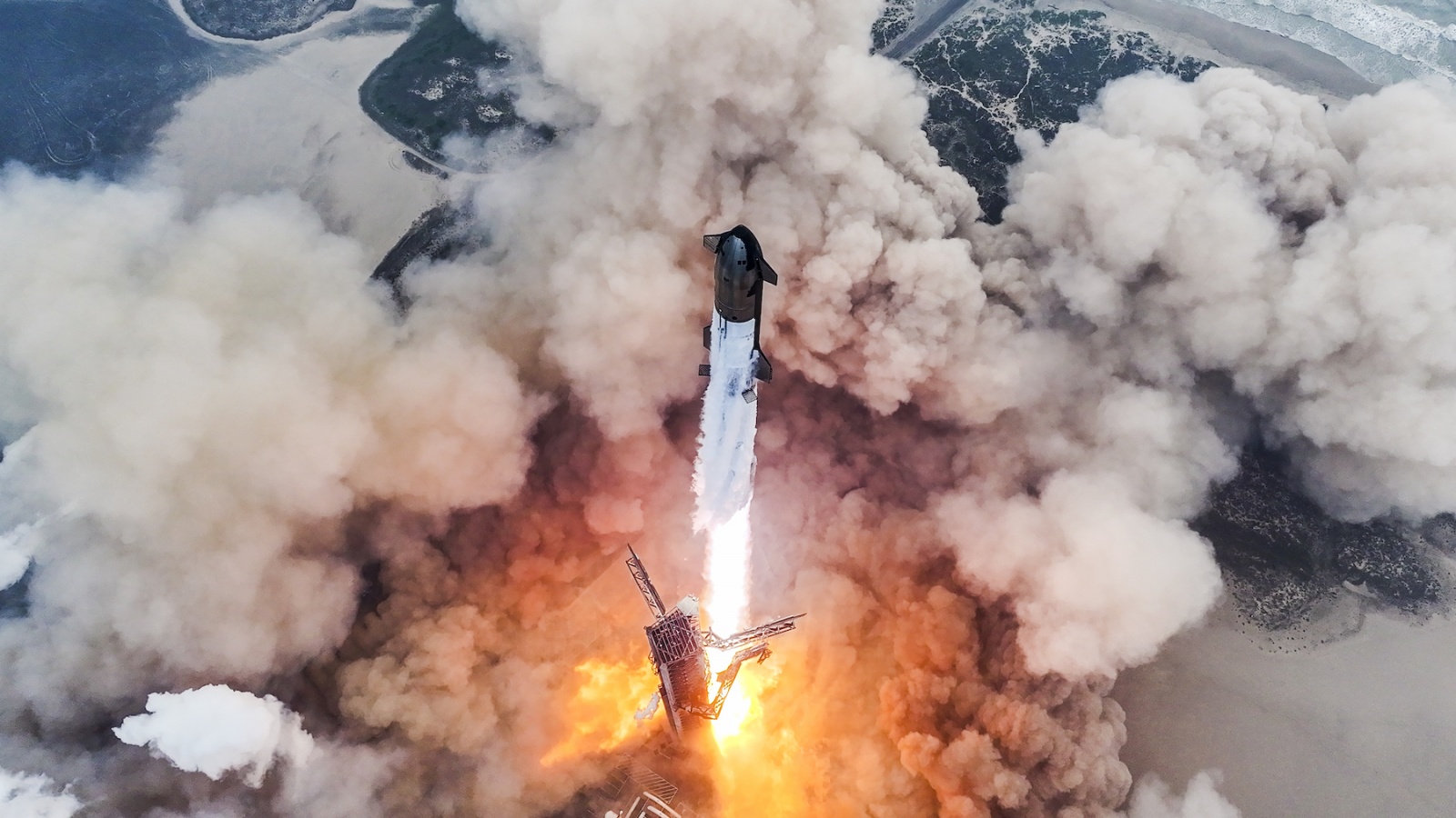  Старт четвертого полномасштабного испытательного полета Starship компании SpaceX 6 июня с базы Starbase, частного космодрома компании недалеко от Браунсвилла, штат Техас. Credit: SpaceX