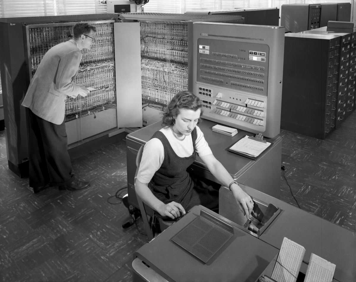 IBM 704 выглядел примерно так – по нынешним стандартам это практически умный, э-э-э, холодильник  