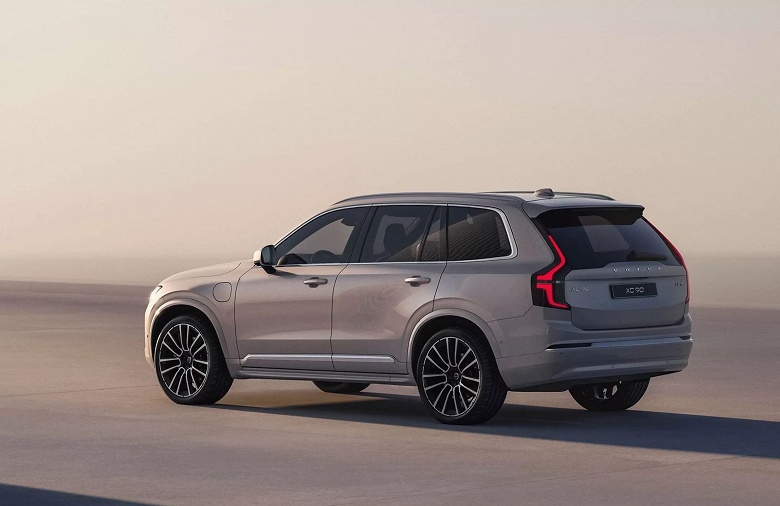 Представлен обновленный Volvo XC90: новая медиасистема, подстаканники и исключительно гибридные силовые установки