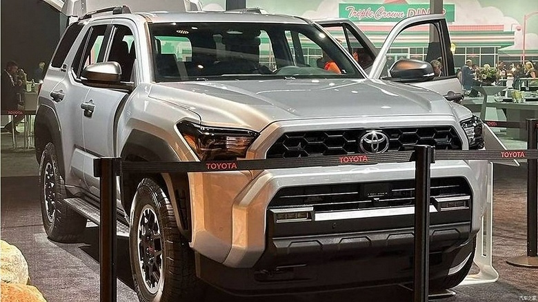 Представлена совершенно новая Toyota 4Runner. В топовой версии внедорожника мотор от нового Land Cruiser Prado 250