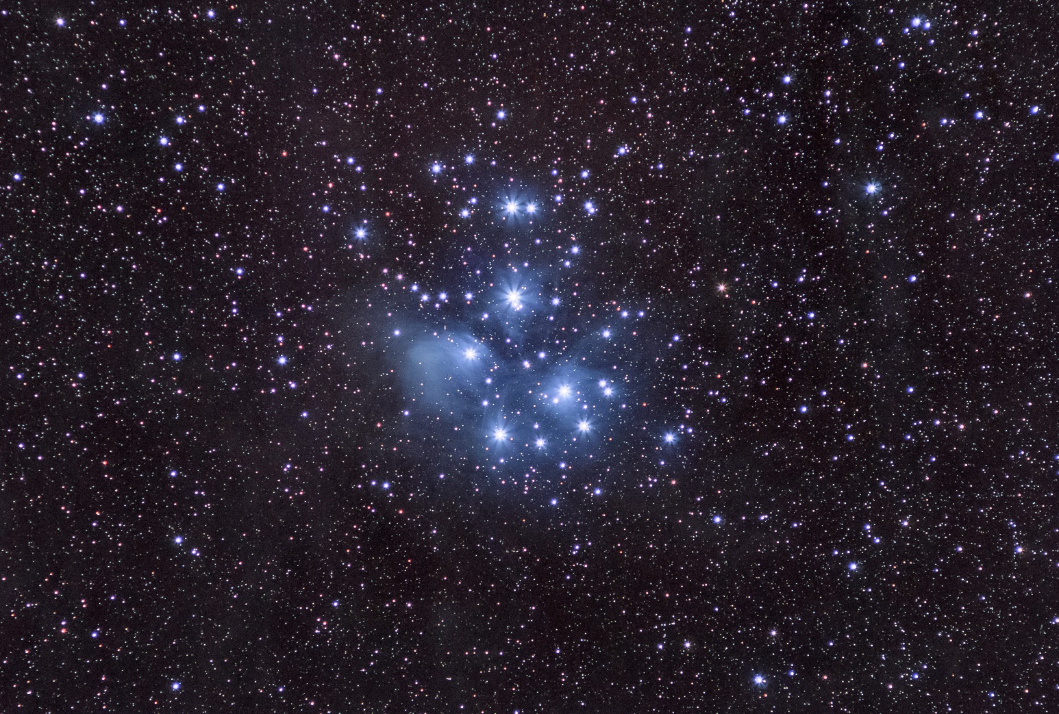 M45 Плеяды; Объектив: Юпитер-21M; Камера: Sony NEX-5T;Монтировка: Самодельный астротрекер; Софт: DeepSkyStacker, FITStacker, Lightroom;Экспозиция: 200 x 30" ISO: 1600 - f5.6300 x 30" ISO: 3200 - f5.670 x 60" ISO: 3200 - f5.6