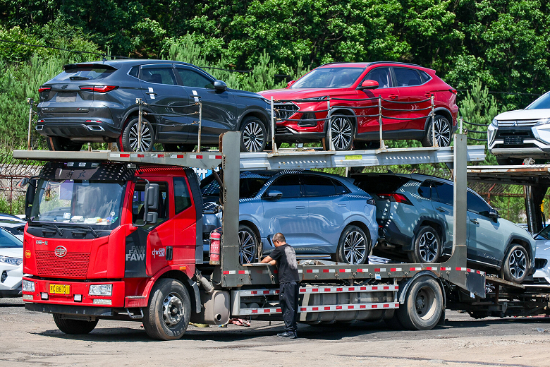 Автосалоны в России уже повысили цены на автомобили, не дожидаясь увеличения утильсбора