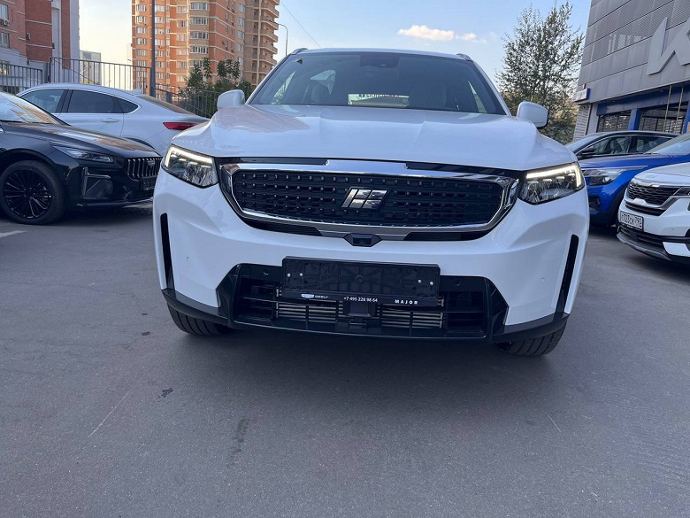 Это новая Geely Tugella. Обновленный кроссовер засняли у российского дилера Geely