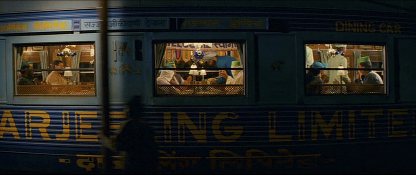 Кадры Darjeeling Limited, The (2007), режиссер Уэс Андерсон, оператор Роберт Д. Йоумен.  