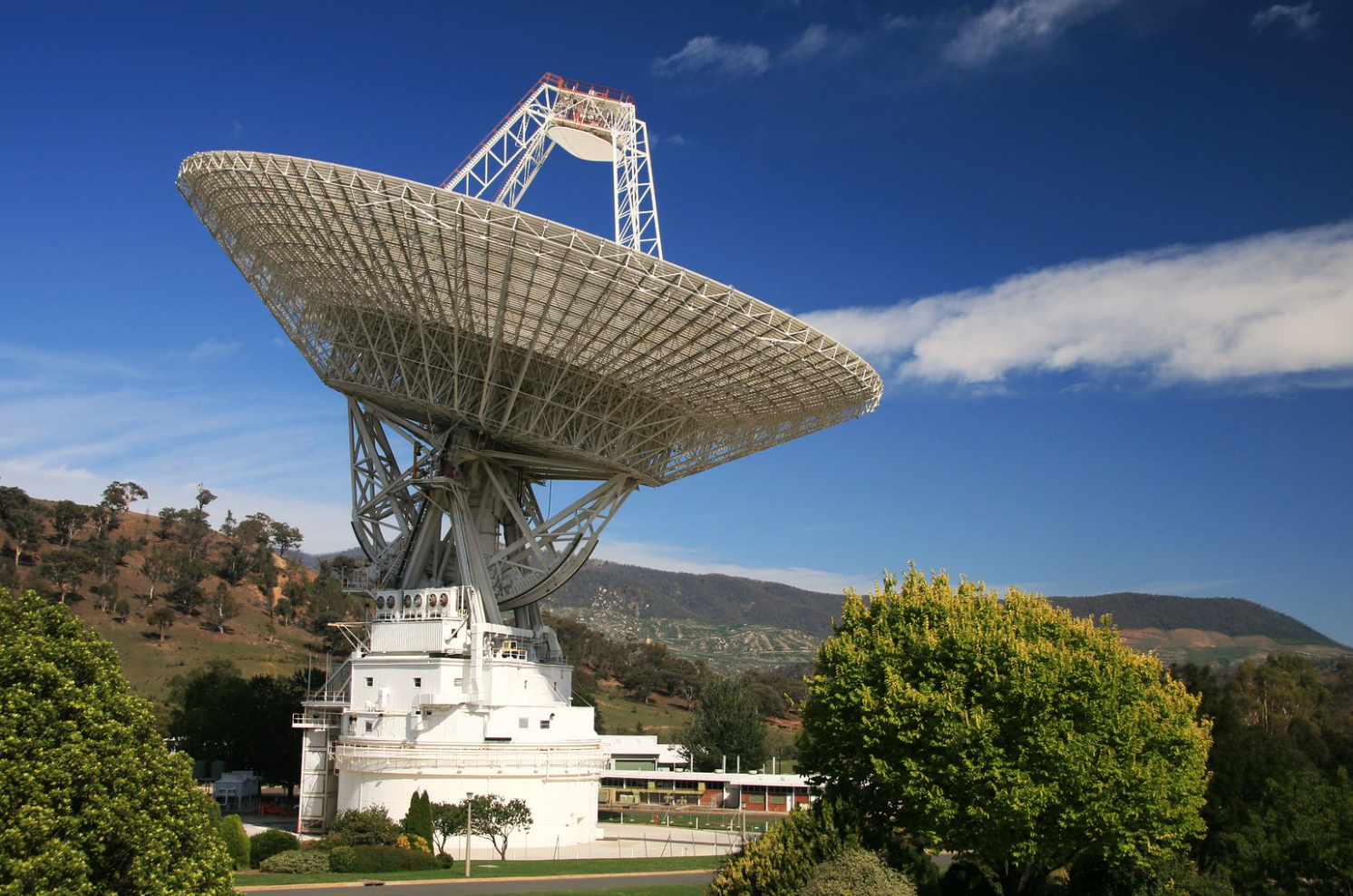 DSS-43 на фоне живописных холмов австралийской глуши