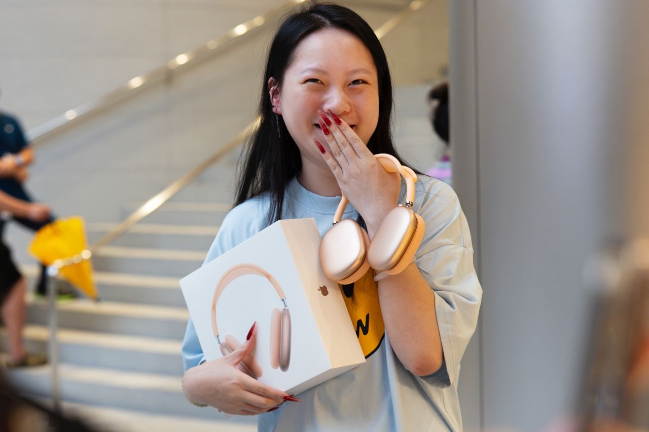 Есть покупатели и у новых цветов AirPods Max, это магазин Apple Myeongdong в Сеуле (© Apple)