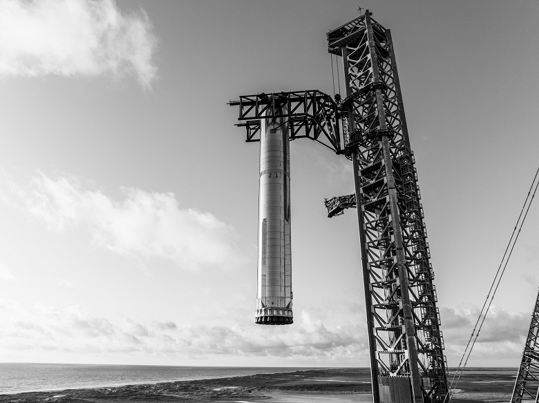 Сотрудники SpaceX забрались на лапы 140-метровой «Мехазиллы» для исторических фотографий. Пятый запуск Starship будет особенным