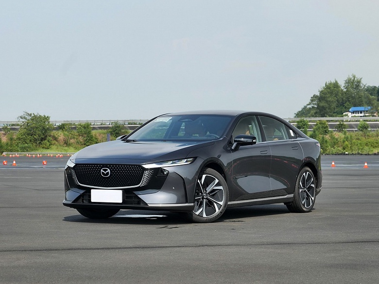  Новая «шестёрка» Mazda с запасом хода до 1200 км. Большая подборка живых фото новинки со всех сторон и в салоне