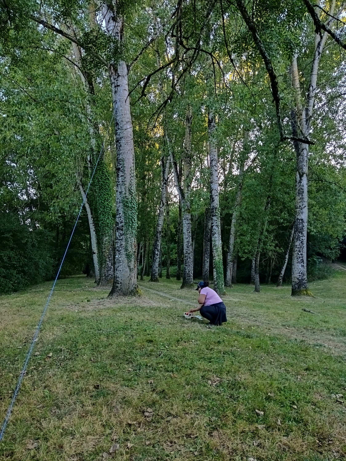 Опять жена, видно верёвку крепления антенны, хотя самой антенны не видно.