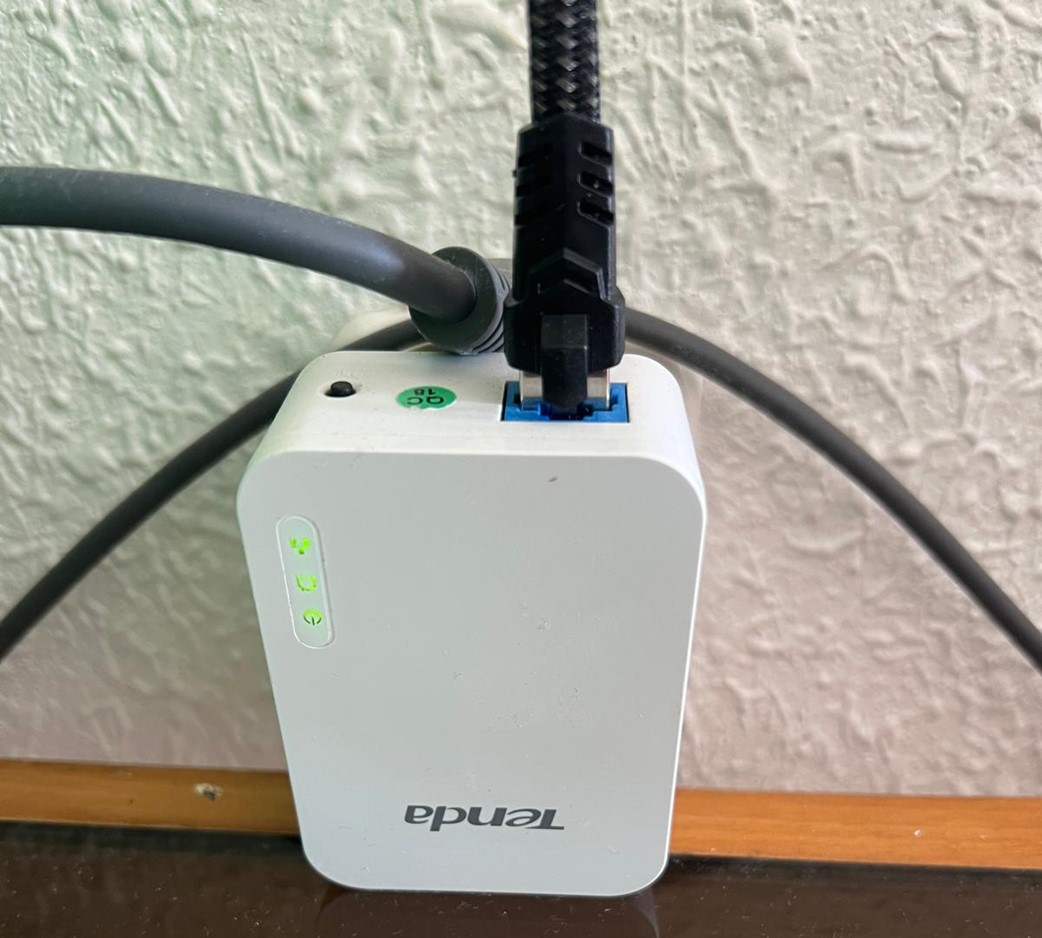 Базовая станция подключена к роутеру по Ethernet. Работает, бедняга, вверх ногами