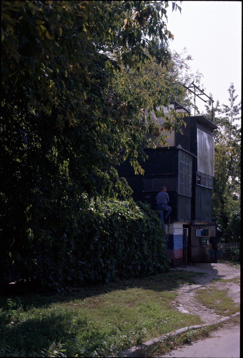 Голубиный дата-центр где-то в Марьино. Снято на Kodak Ektachrome E100 летом 2024г.