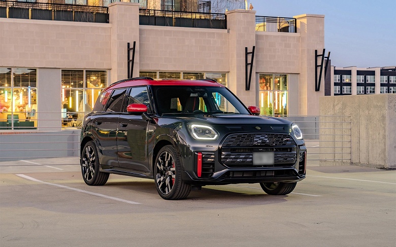 В Россию привезли самый крутой Mini Countryman — с полным приводом и 300-сильным мотором