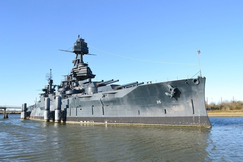 Современное состояние дредноута USS Texas ВВ-35 — одного из первых кораблей, что получили СУО с компьютером в ПМВ. Ещё в 1944-ом его снаряды помогли американцам закрепиться на пляже Омаха.