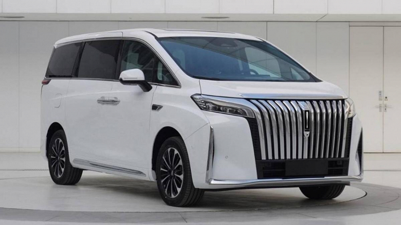 Заменитель Toyota Alphard «для клиентов от 40 лет с доходом выше среднего». В России выходит мощный минивэн премиум-класса Wey 80, объявлена цена