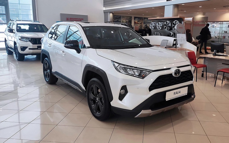 Новые Toyota RAV4 везут в Россию из Казахстана. Полноприводный кроссовер с двухлетней гарантией — 4,79 млн рублей