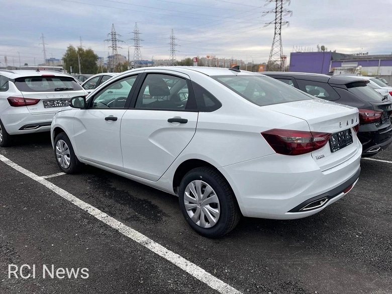 Так выглядит самая дешевая Lada Vesta с «автоматом» за 1,6 млн рублей: живые фото