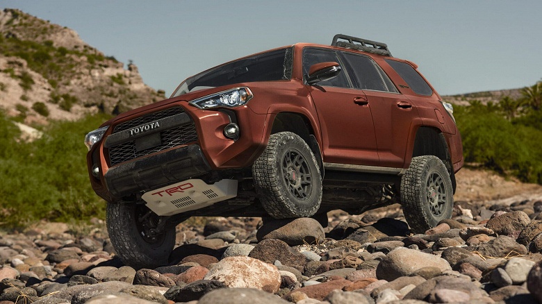 Сверхнадежный внедорожник Toyota 4Runner с доработанной подвеской, 4,0-литровым мотором и 5-ступенчатым «автоматом» стал дефицитным: цена тоже выросла