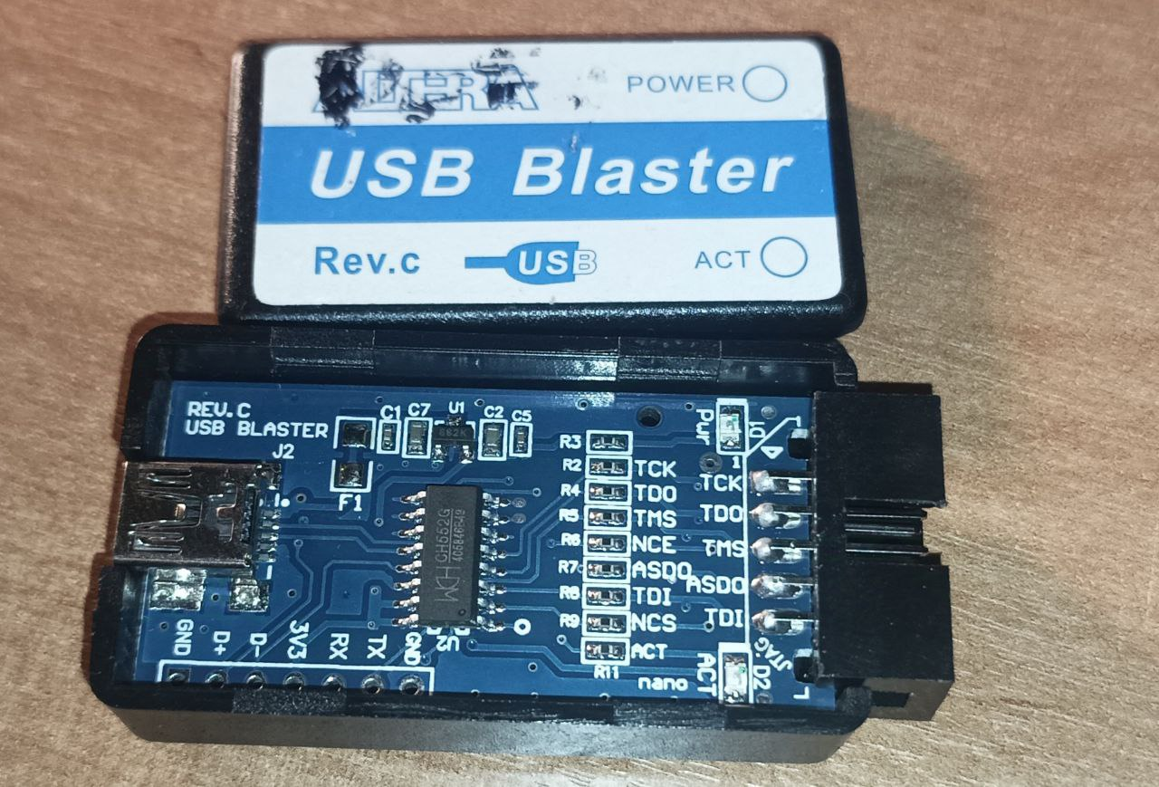 Вскрытый корпус USB Blaster