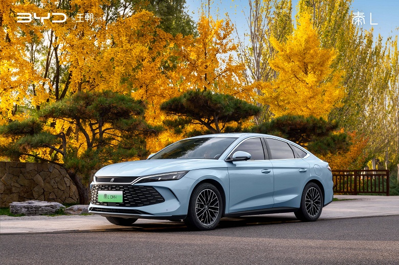 Простор как в Camry, 2100 км на баке бензина и хорошее оснащение — недорого. Новейший BYD Qin L можно заказать в России за 2,5 млн рублей