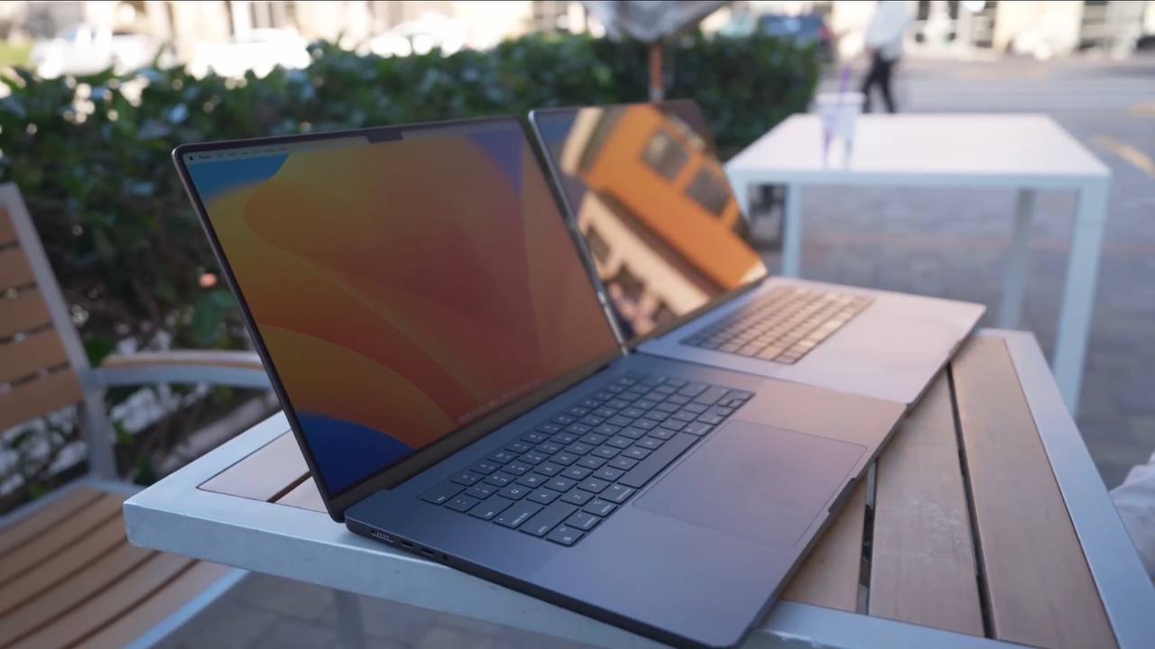 У MacBook Pro всё стекло в нанотекстурном покрытии, кроме камеры