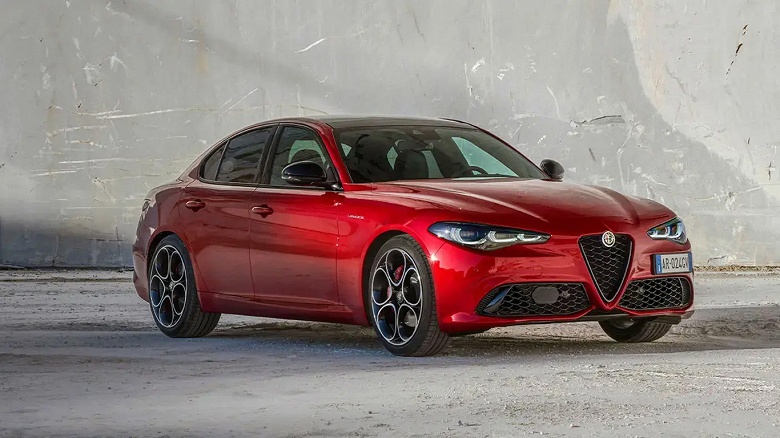 В Россию привезли машину для ценителей — Alfa Romeo Giulia Veloce с 280-сильным мотором, 8-ступенчатым «автоматом» и полным приводом