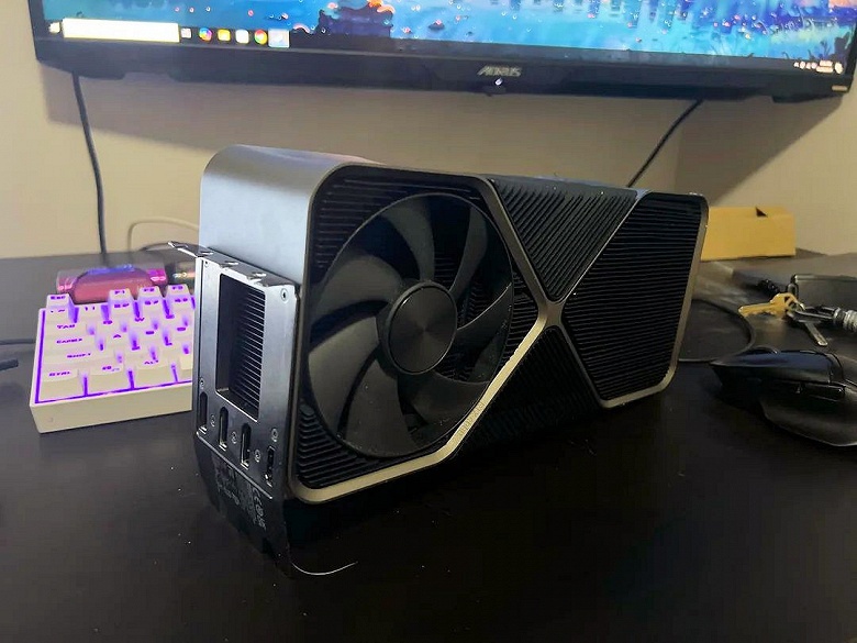 Это прототип так и не вышедшей GeForce RTX 4090 Ti. Фотографии указывают на гигантские размеры карты