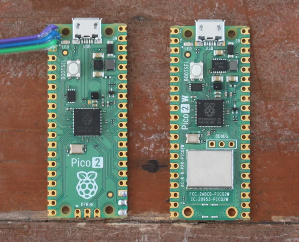 Pi Pico 2 (слева) и Raspberry Pi Pico 2 W. Источник    