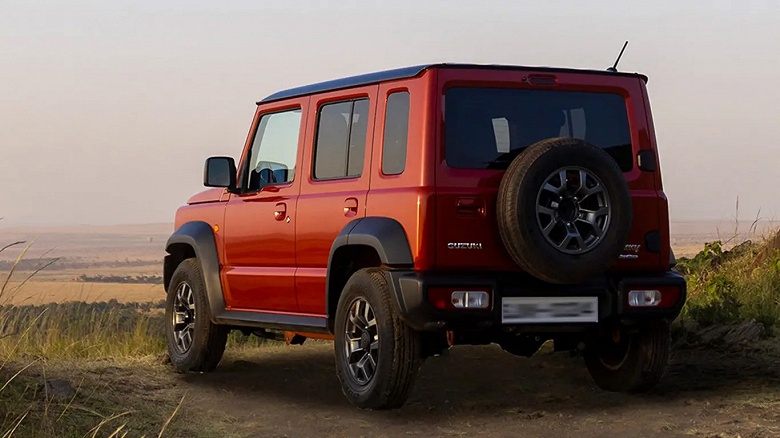 К российским дилерам приехали новые 5-дверные внедорожники Suzuki Jimny 2024. Машины предлагаются по цене от 4,4 млн рублей